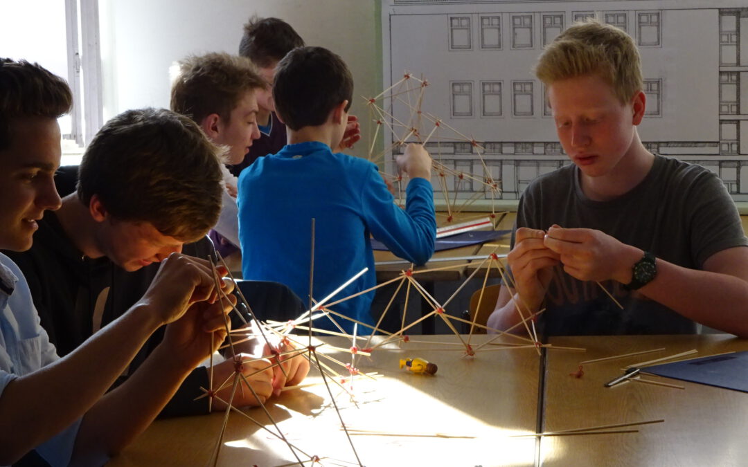 Raumskulptur an der Realschule am Judenstein anlässlich der 60-Jahrfeier