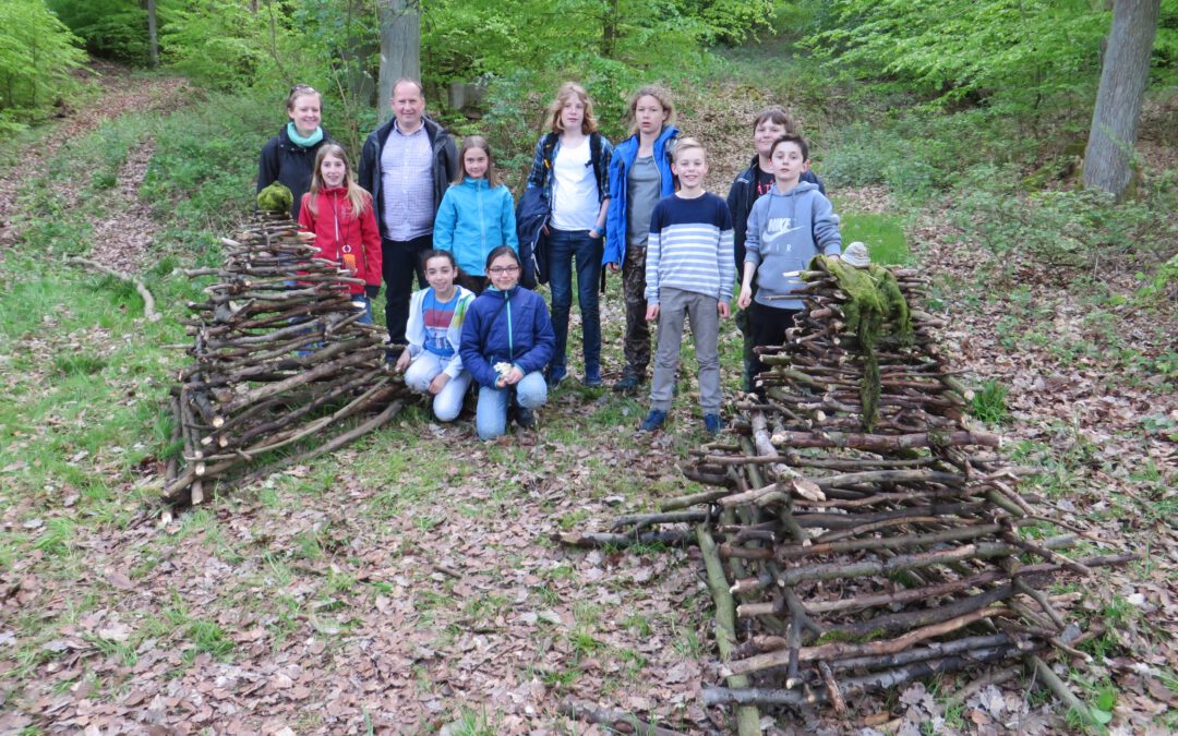 Realschule am Judenstein erlebt Natur und Kunst im Wald