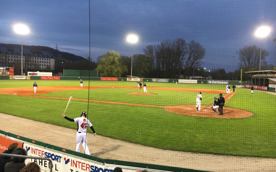 RSaJ erlebt die Baseball-Saisoneröffnung in der Armin-Wolf-Arena