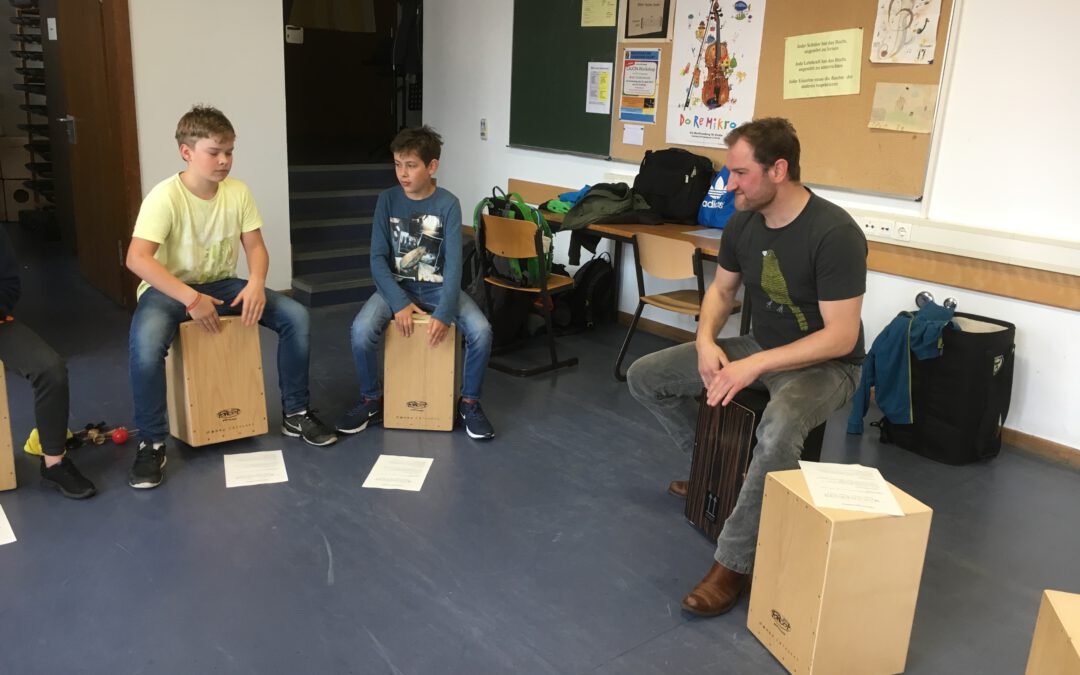 Realschule am Judenstein erlebt einen Cajón-Workshop