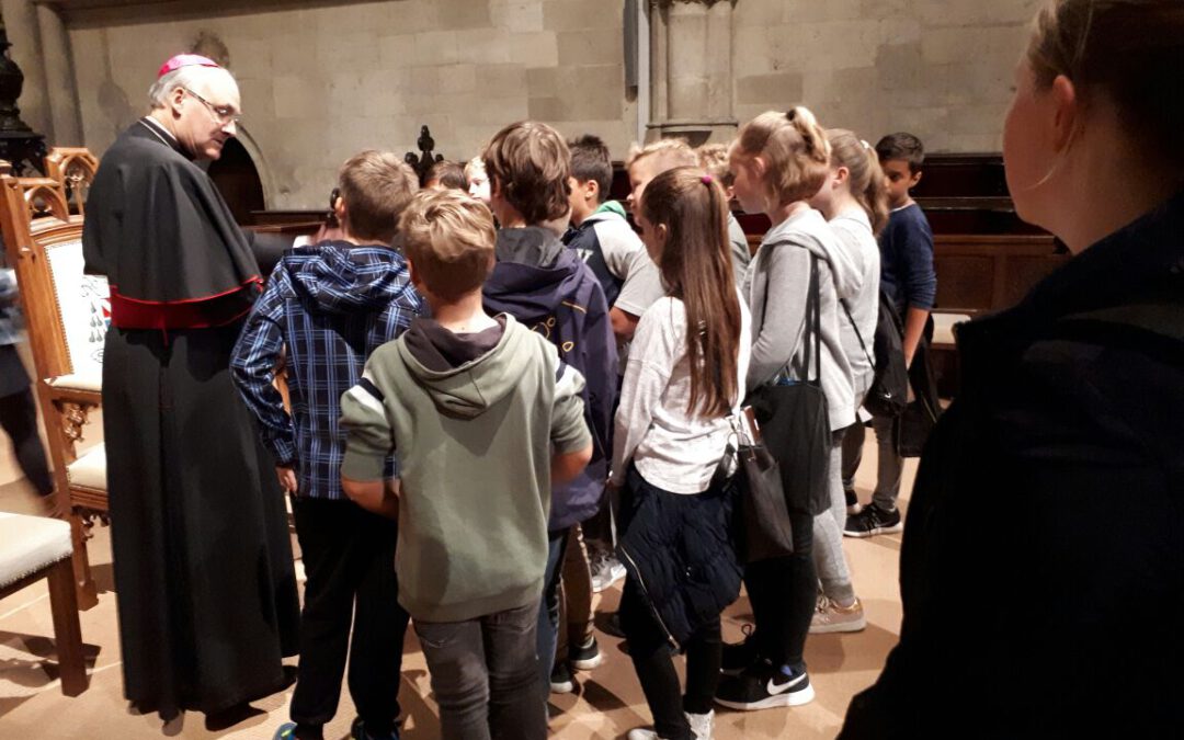 Die Klasse 5a begegnet unserem Bischof Rudolf Voderholzer
