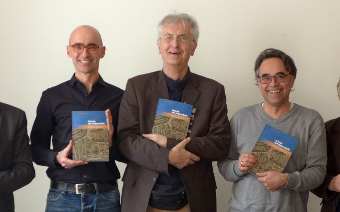 Buch zur Geschichte unserer Schule – Ein Zuhause zwischen zwei Buchdeckeln