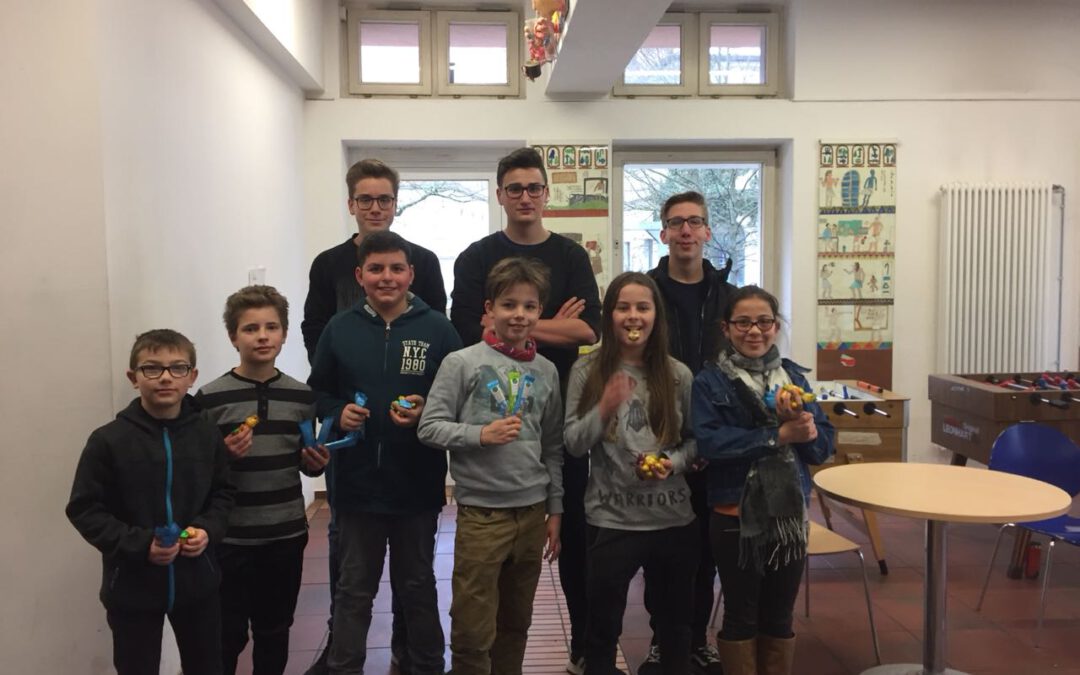 Der Osterhase besucht die Realschule am Judenstein
