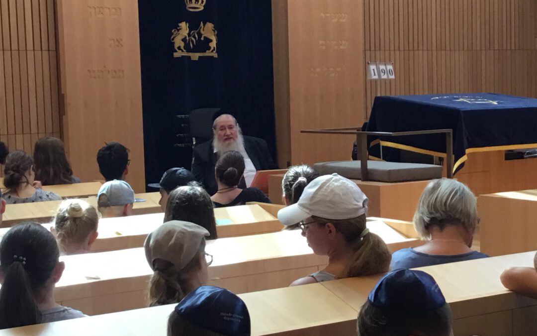 Judensteiner zu Besuch bei Rabbi Bloch in der Synagoge