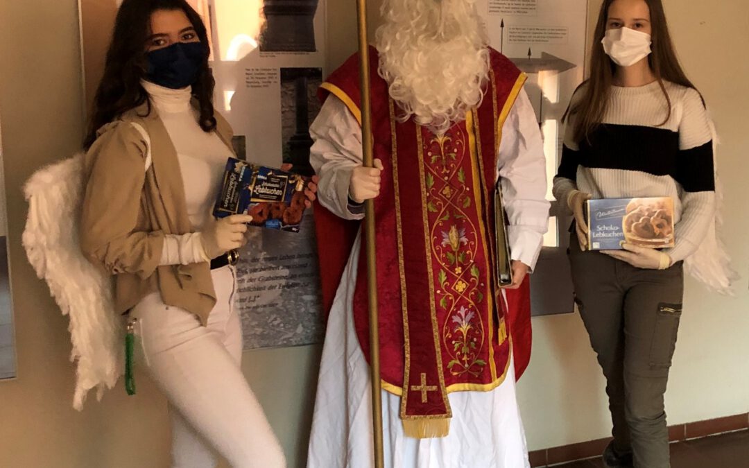 Der Nikolaus besucht die Realschule am Judenstein!