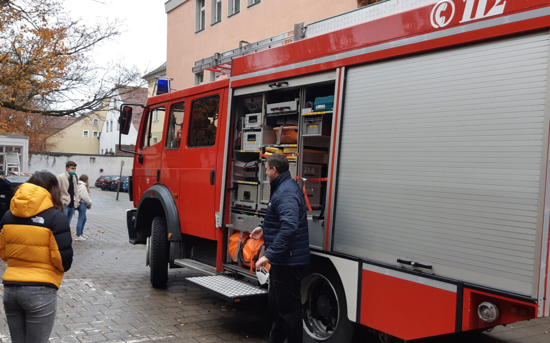 Die Feuerwehr besucht im Rahmen des Chemieunterrichts die neunten Klassen und 8/I