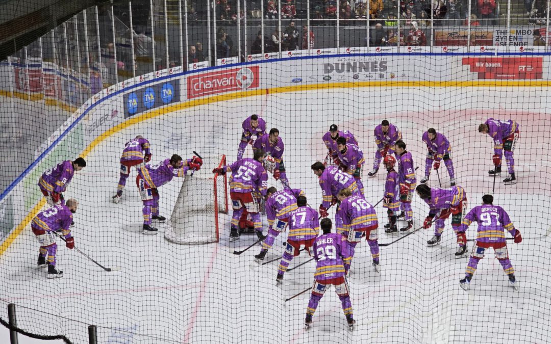Schulbesuch beim Eishockey: Eisbären Regensburg setzen Zeichen gegen Krebs